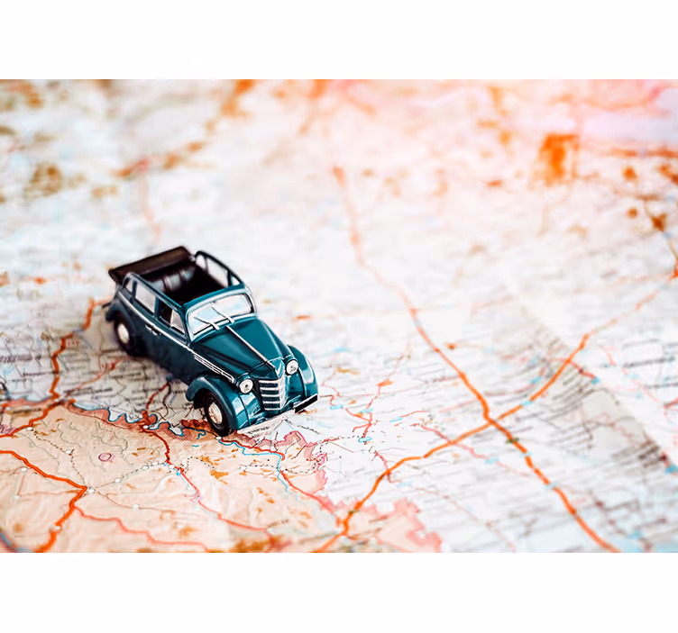 Wereldmap rolgordijn vintage auto op wereldkaart - TenStickers