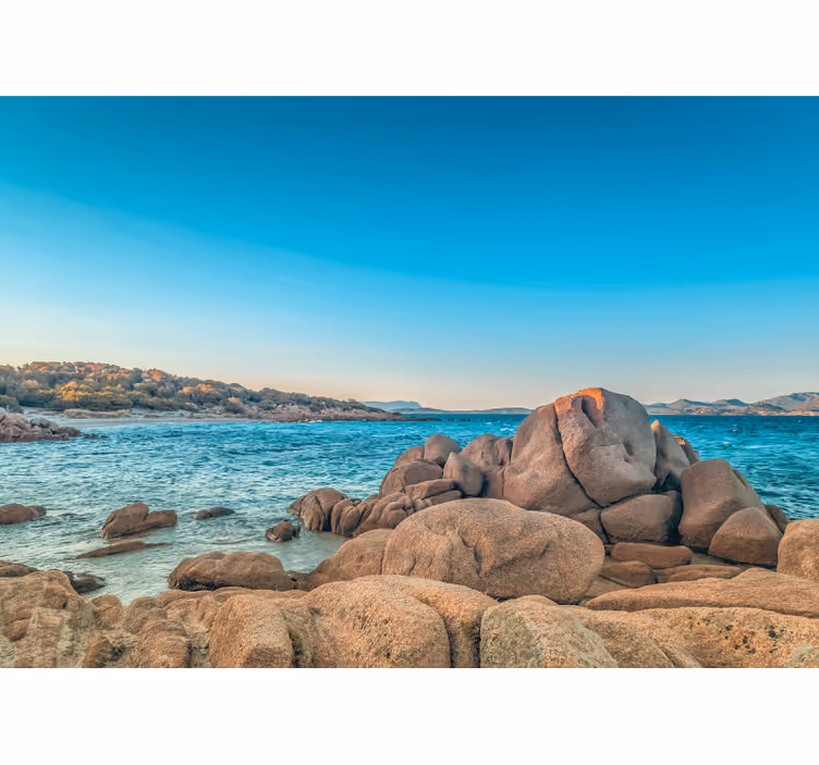 Fotobehang strand rotsachtige kust sereniteit - TenStickers
