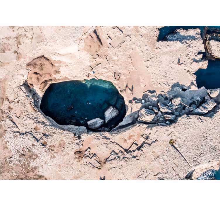 Rotsachtig oceaanzwembad foto behang natuur - TenStickers
