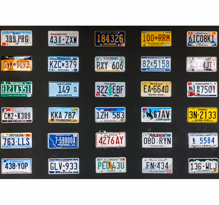 Fotobehang voertuigen kleurvolle kentekenplaten - TenStickers