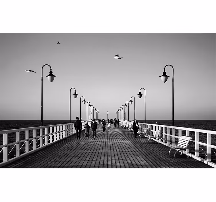 Wandeling langs de pier aan zee fotobehang steden en landen - TenStickers
