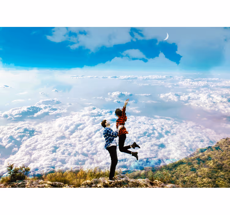 Vreugdevolle omhelzing boven de wolken fotobehang liefde - TenStickers
