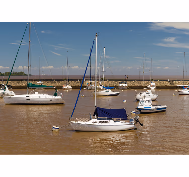 Zeilboten in de haven fotobehang strand - TenStickers