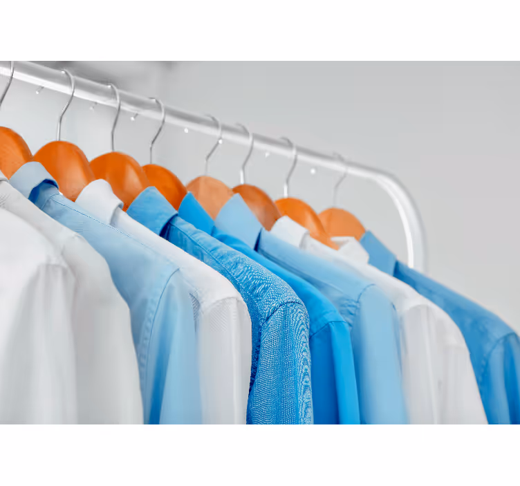 Hangende blauwe shirts fotobehang ander print - TenStickers