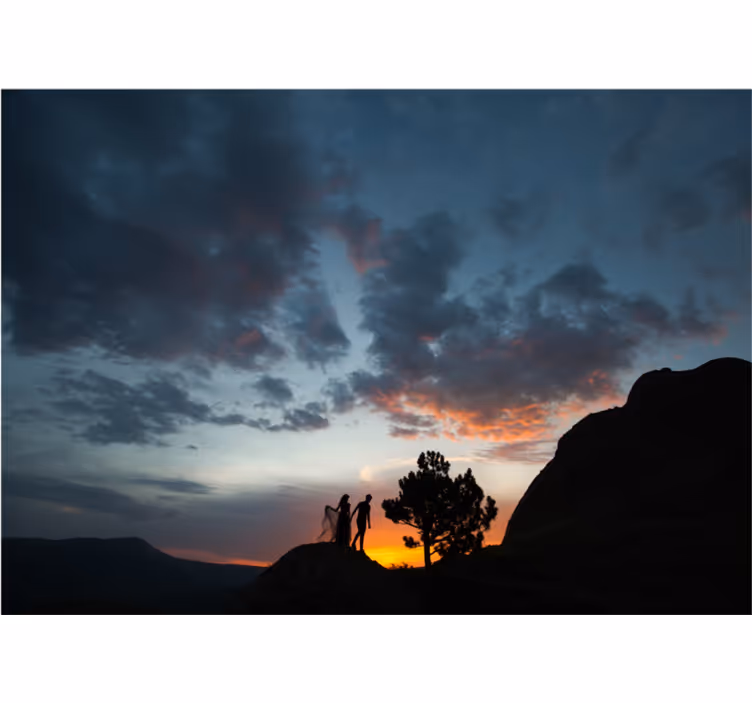 Fotobehang landschap silhouet te midden van zonsondergang - TenStickers