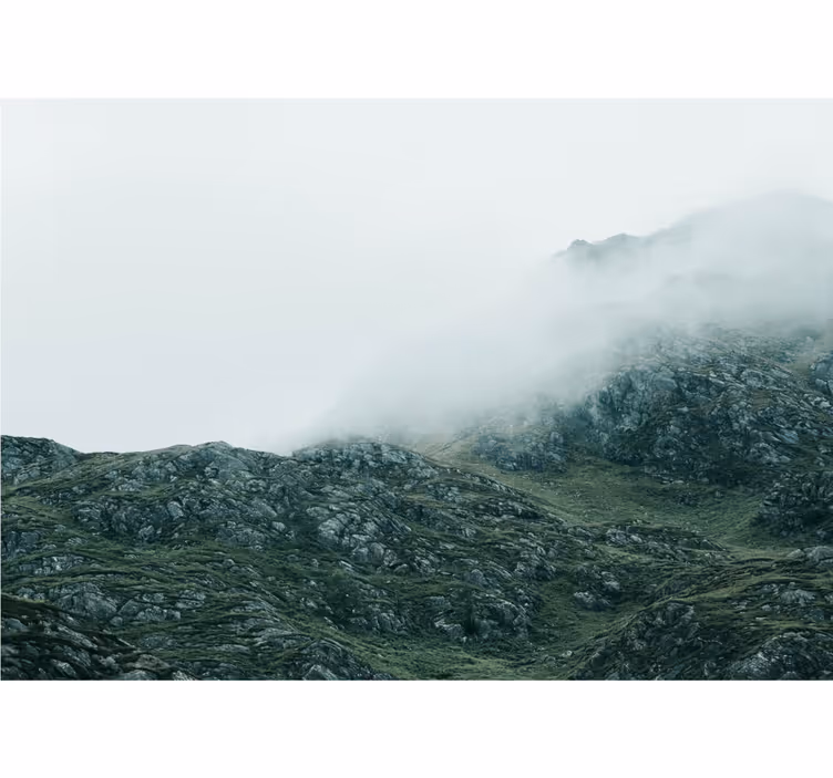 Uitzichten in dichte mist foto behang bergen - TenStickers