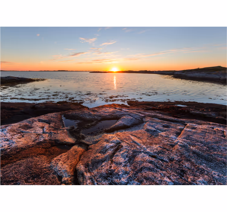 Fotobehang landschap vredige zonsondergang over water - TenStickers