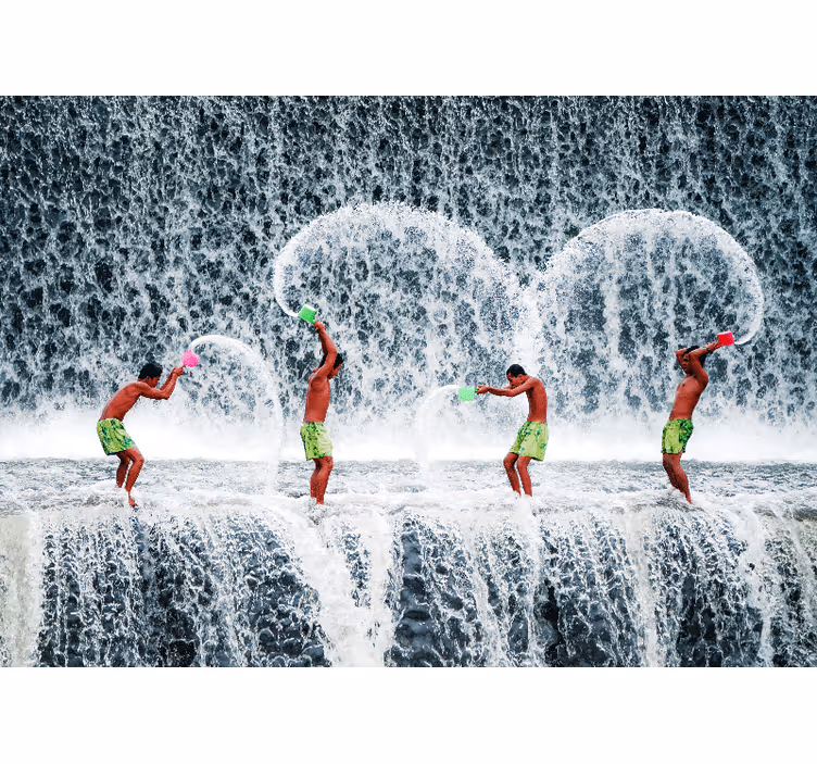 Fotobehang mensen speelse waterspatten - TenStickers