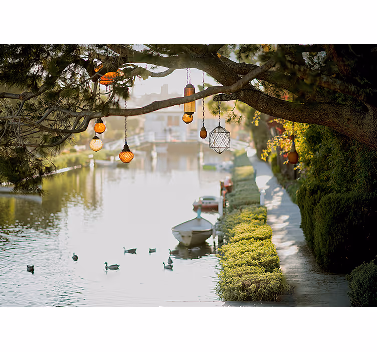 Fotobehang landschap afgeschermde waterweg lantaarns - TenStickers