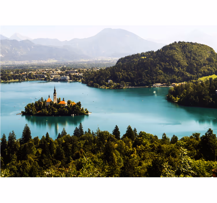 Fotobehang landschap bled meer eiland - TenStickers