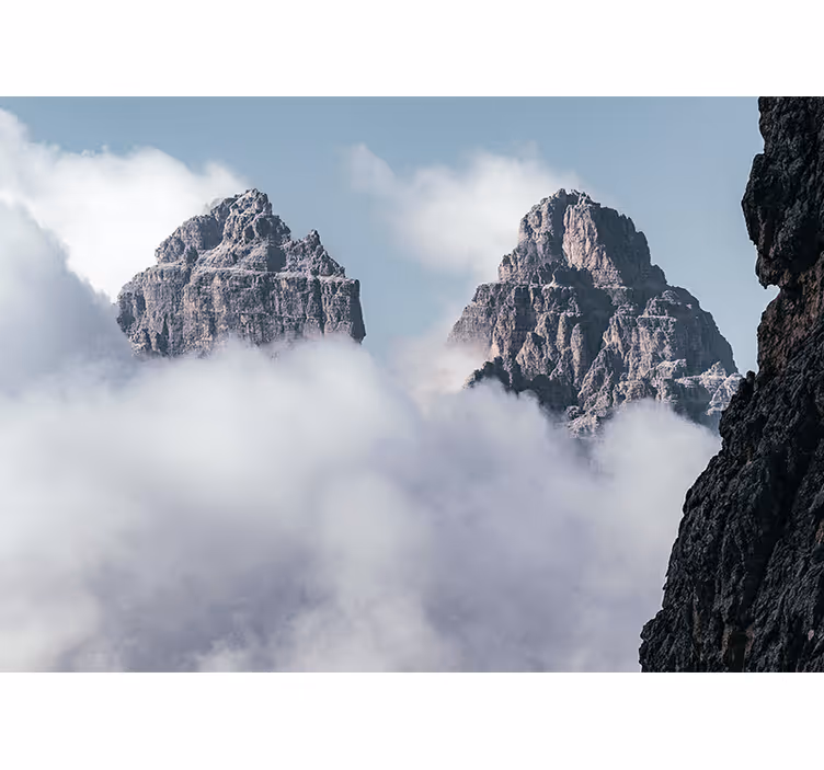 Foto behang bergen majestueuze toppen boven de wolken - TenStickers