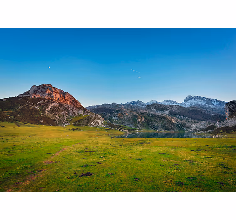 Uitzicht op bergachtige weide fotobehang landschap - TenStickers