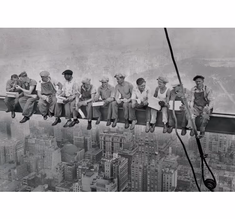 Vintage foto behang Mannen bovenop wolkenkrabber - TenStickers
