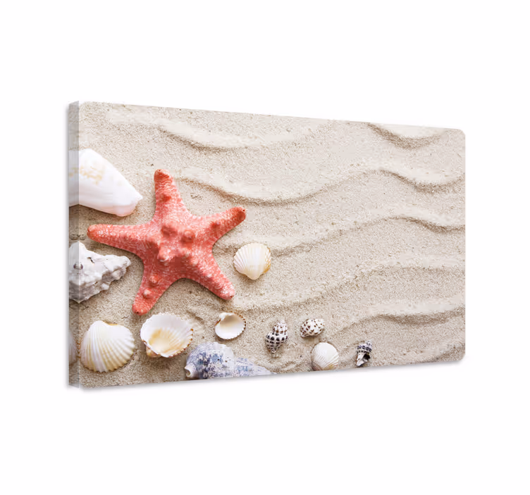 Canvas schilderij vis zeester en schelpen op zand - TenStickers