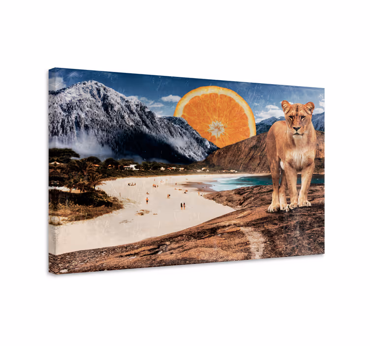 Leeuwin op het strand Canvas schilderij andere dieren - TenStickers