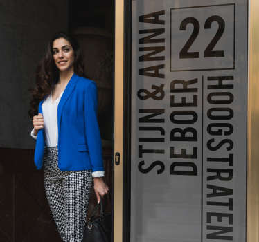 Raamfolie met naamvoordeur