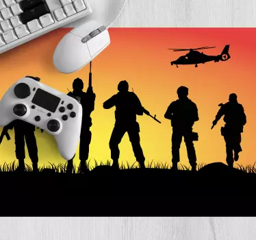Gaming muismat silhouetten soldaten tegen zonsondergang - TenStickers