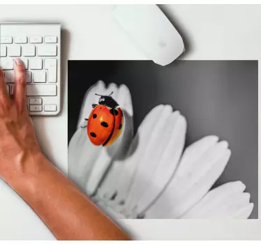 Originele muismat met lieveheersbeestje op bloem - TenStickers
