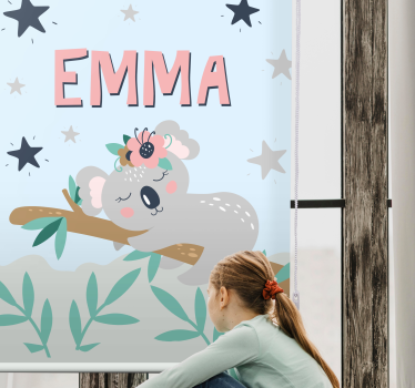 Baby koala met naam kinderkamer rolgordijn - TenStickers