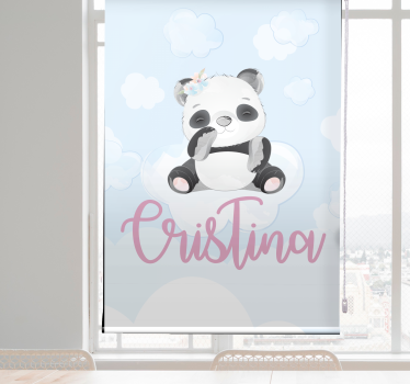Baby panda zittend met naam kinderkamer rolgordijn - TenStickers