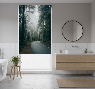 Rolgordijn bomen foggy pine road - TenStickers