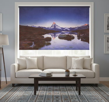 Rolgordijn woonkamer sneeuwberg met waterreflectie - TenStickers