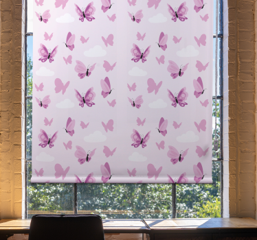 Roze fladderen en wolken rolgordijn vlinders - TenStickers