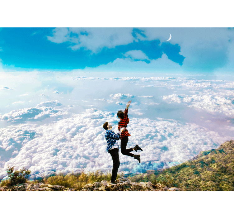 Vreugdevolle omhelzing boven de wolken fotobehang liefde - TenStickers