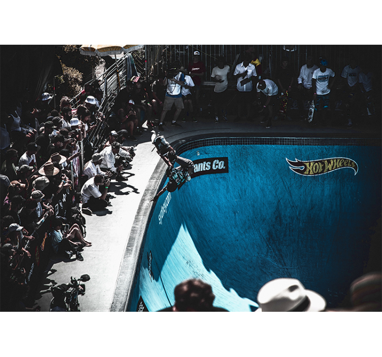 Skateboarder die truc uitvoert fotobehang voertuigen - TenStickers