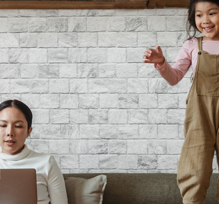 Fotobehang bakstenen blij kind aan het spelen - TenStickers