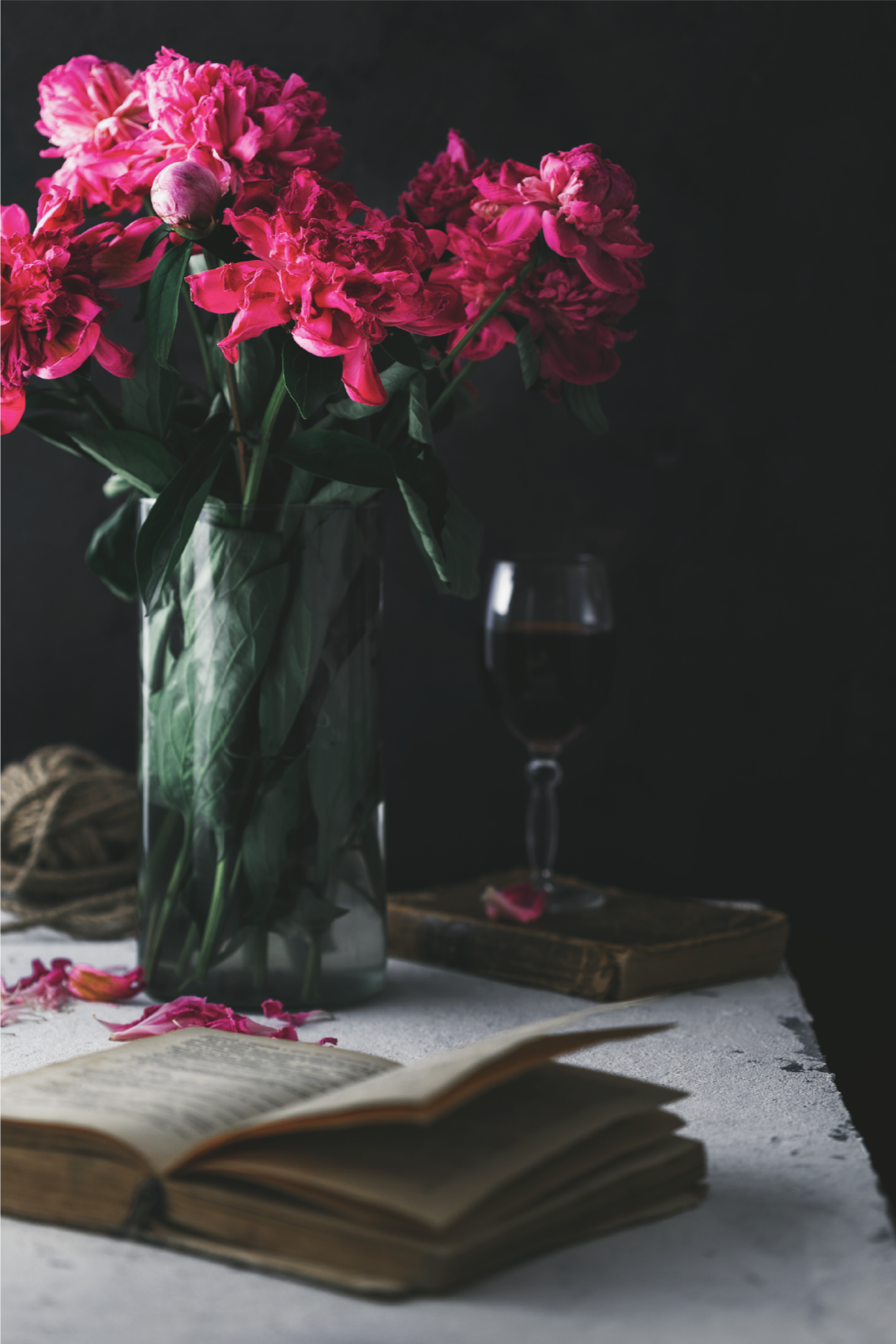 Mooie poster woonkamer met wijnglas en vaas - TenStickers