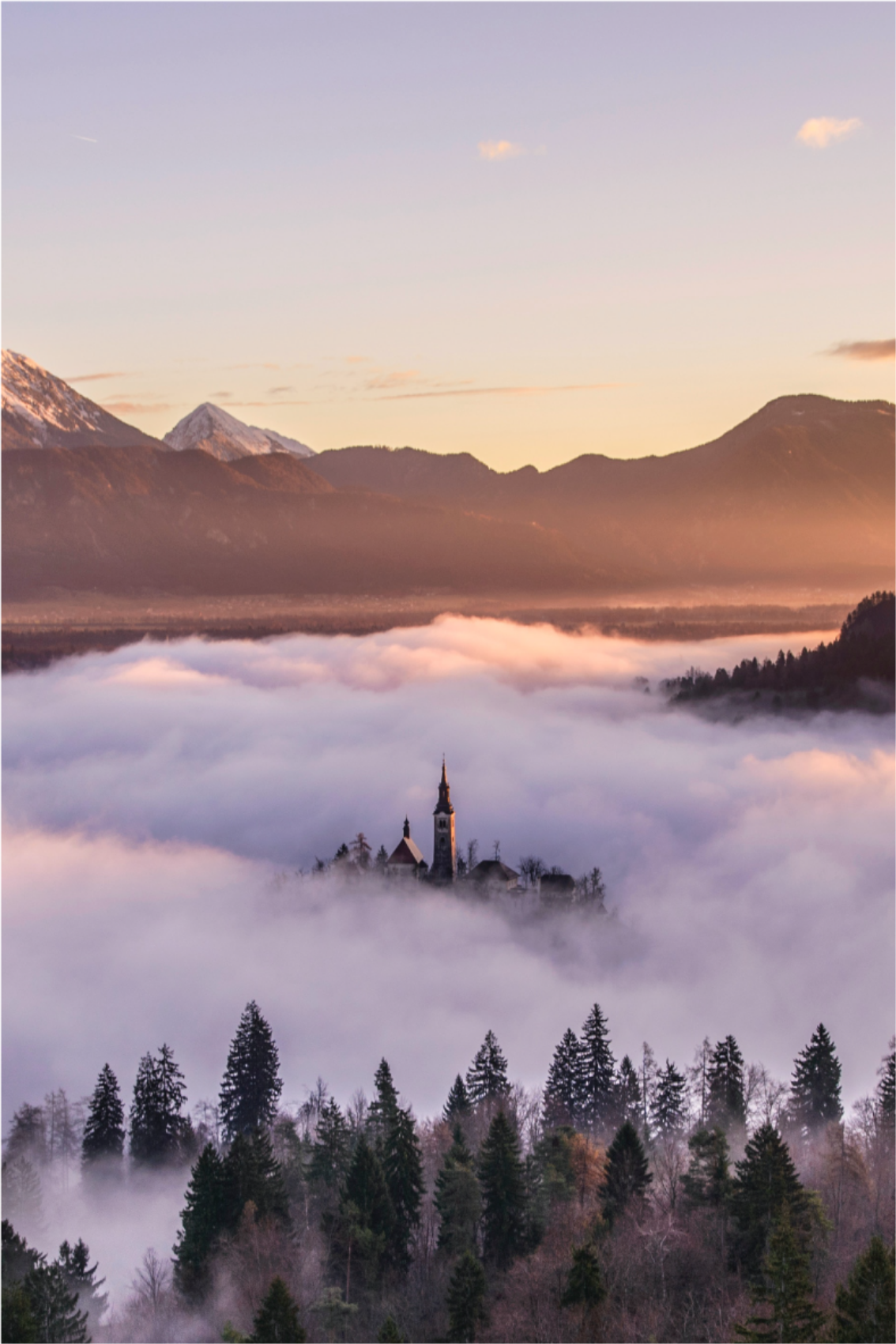 Poster landschap betoverend bergkasteel - TenStickers