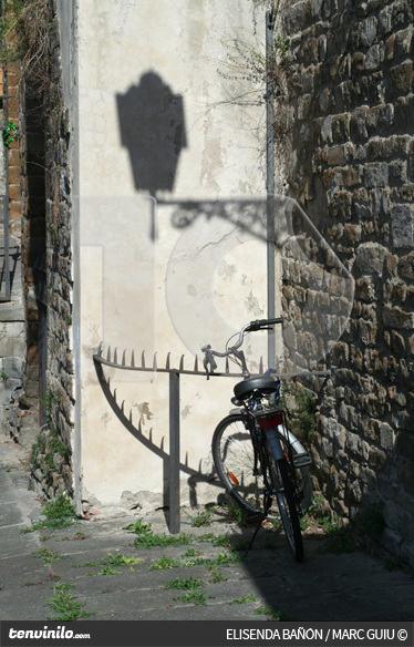 Poster landschap schaduw lantaarn en fiets - TenStickers
