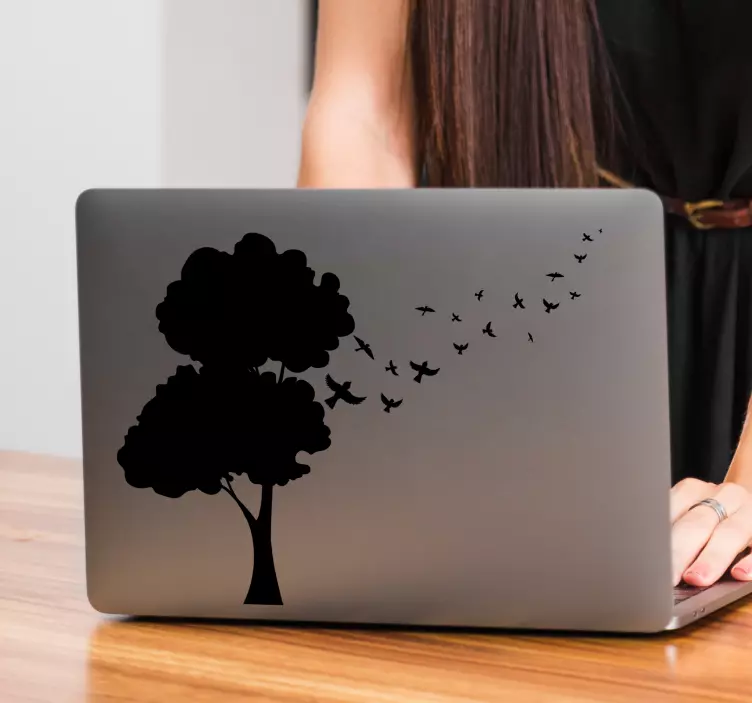 Vliegende vogels met boom Laptop sticker - TenStickers