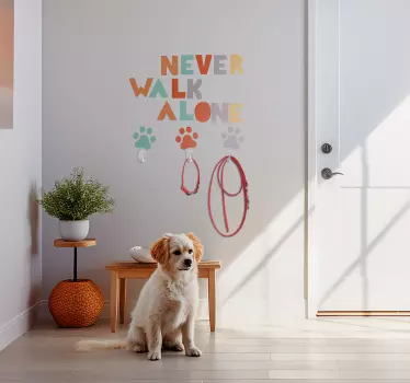 Nooit alleen lopen met hondenriem Muursticker - TenStickers