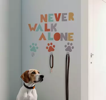 Nooit alleen lopen met hondenriem Muursticker - TenStickers