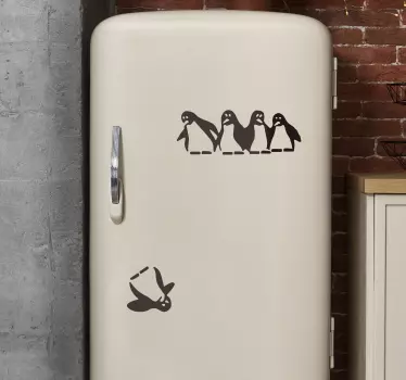Koelkast sticker vallende pinguïn - TenStickers