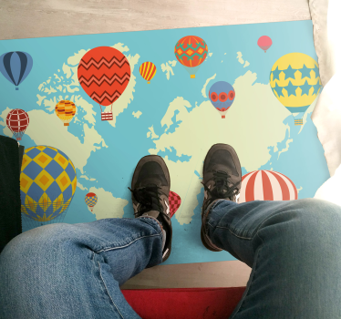 Kleurrijke heteluchtballonnen vinyl tapijt wereldkaart - TenStickers
